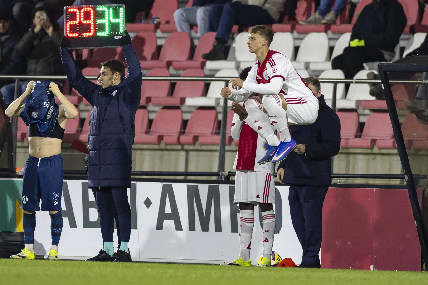 Roda verslikt zich bij Ajax-debuut Ibrahimovic junior, spektakel in Utrecht