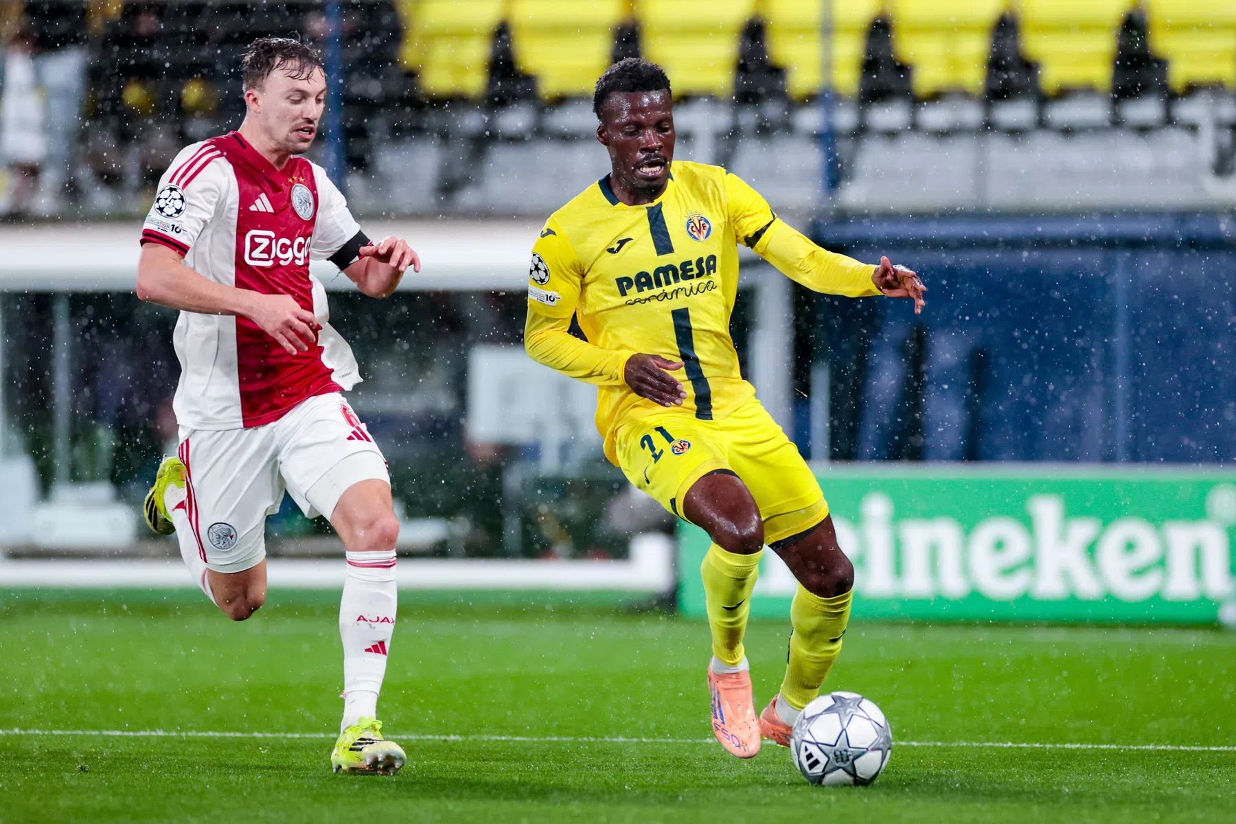 Regeer groeit in leidersrol bij Ajax en gaat in op businessclub-akkefietje