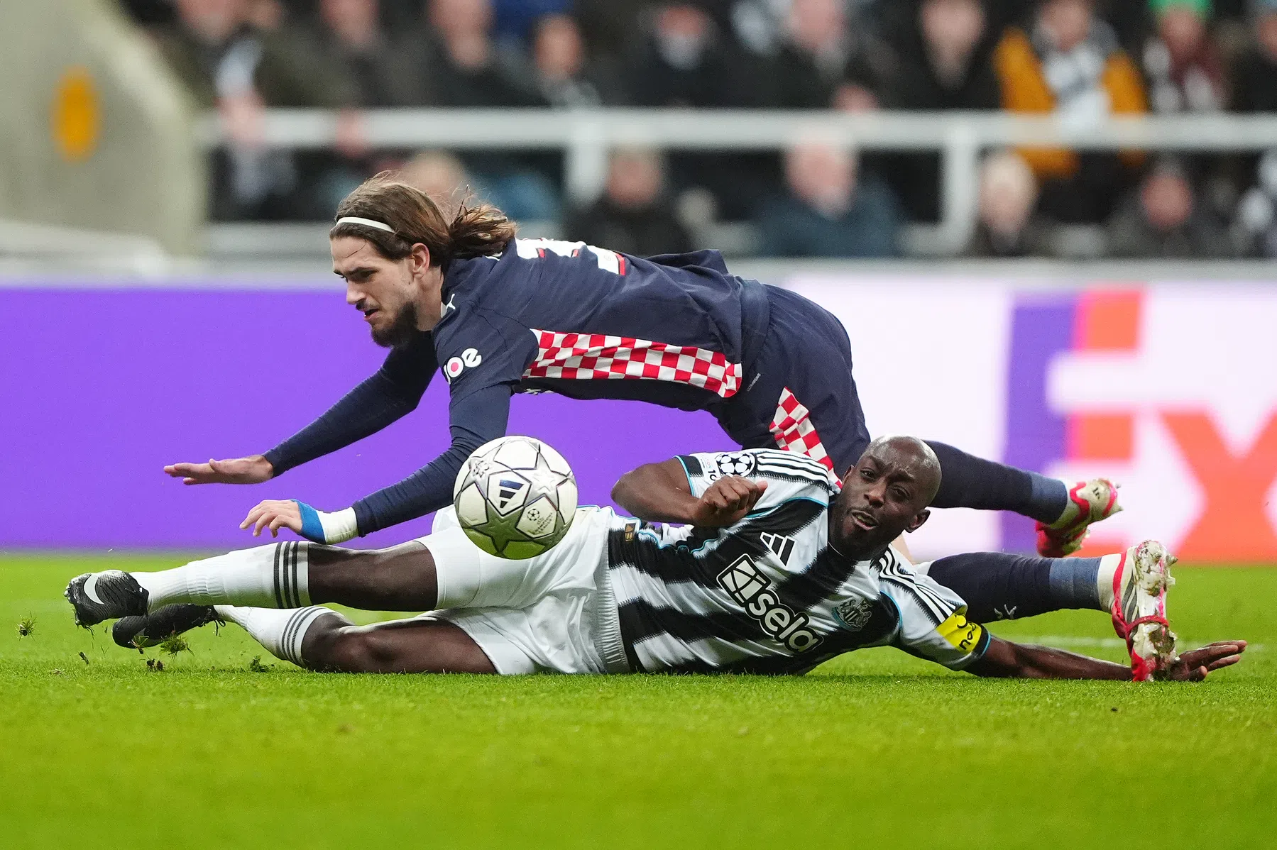 Janssen fileert Gasiorowski na eerste helft PSV: 'Hij speelt belabberd'