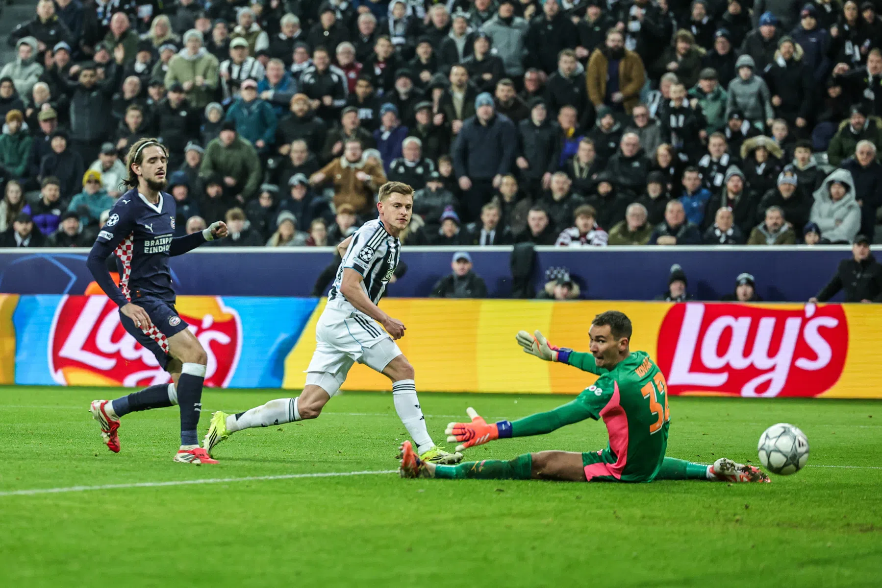 Engelsen schrikken van PSV: 'Gedoemd om in de problemen te komen'