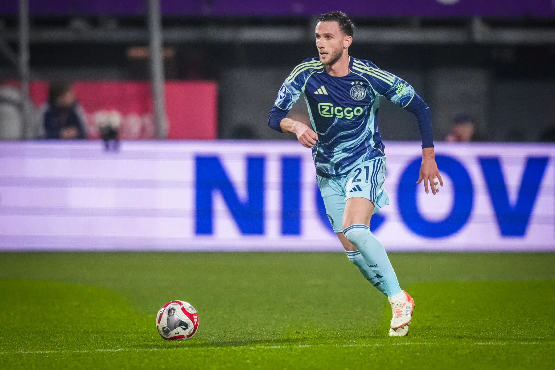 Ajax bevestigt tijdelijk vertrek Van den Boomen