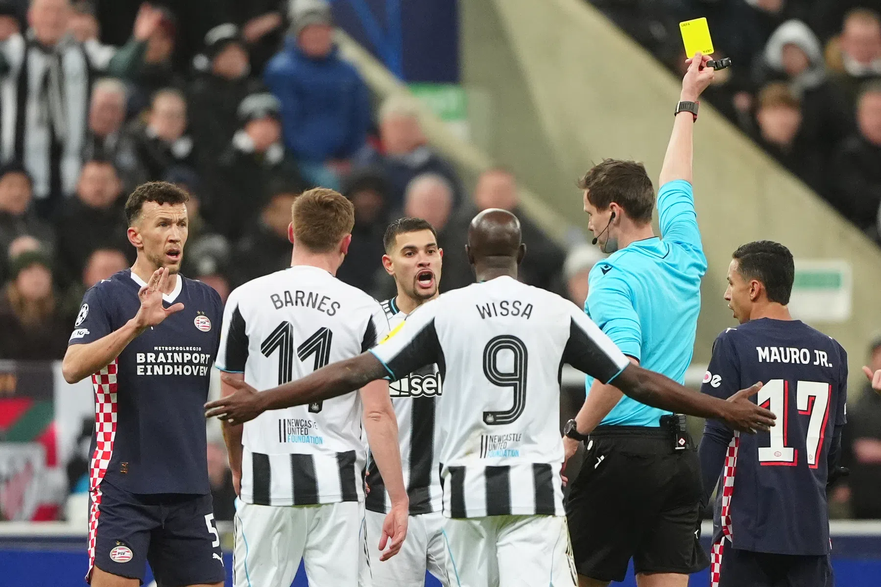 Zenden en Janssen discussiëren over kaart Guimarães: 'Voor mij was het rood'