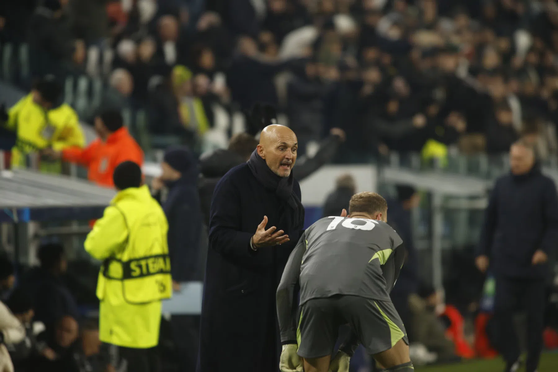 Geagiteerde Spalletti leest fan de les en slaat Openda in gezicht