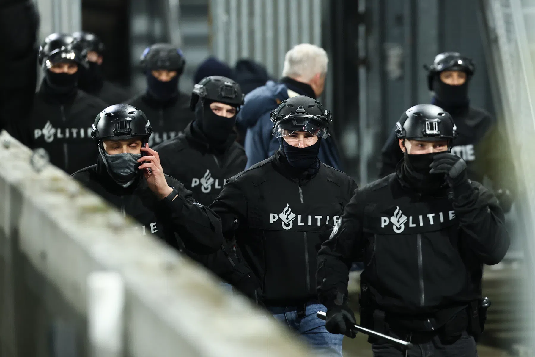 Utrecht deelt details: drie medewerkers en speurhond gewond, veel geweld en schade