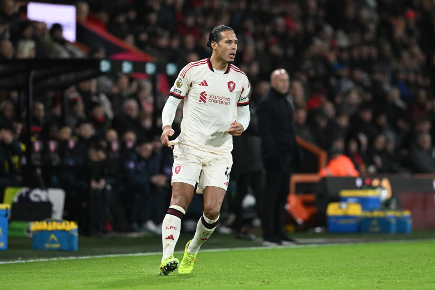 Van Dijk heeft verklaring voor misser: 'De wind was verraderlijk'