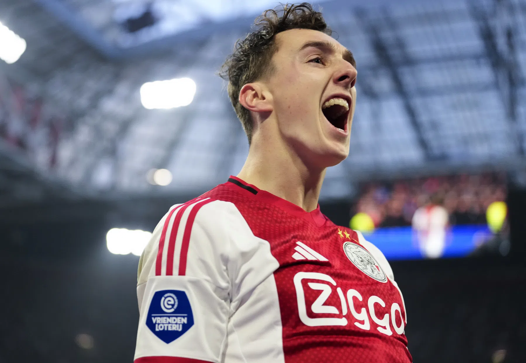 Ajax door twee kopgoals tegen Volendam over Feyenoord heen op ranglijst