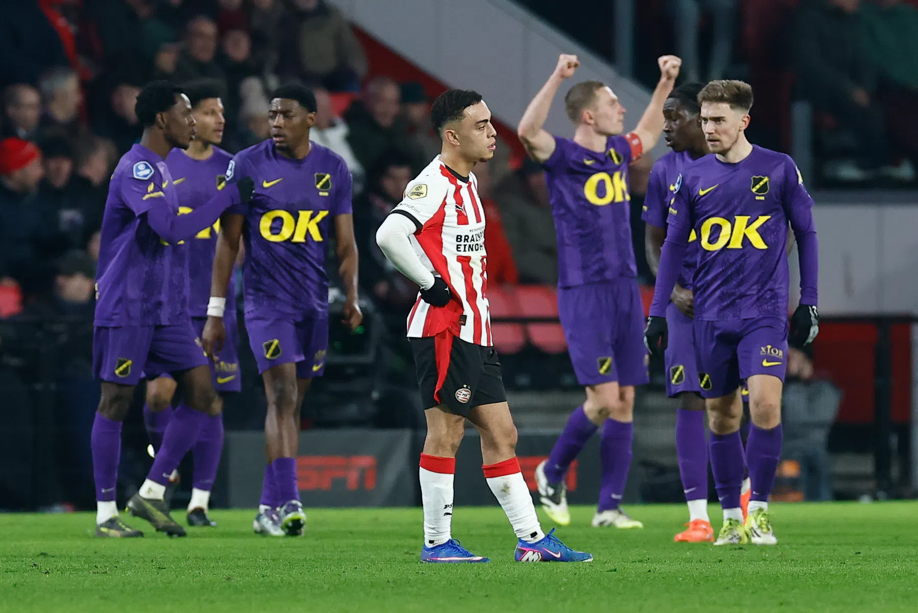 PSV ontsnapt aan nederlaag tegen NAC door late goal Obispo