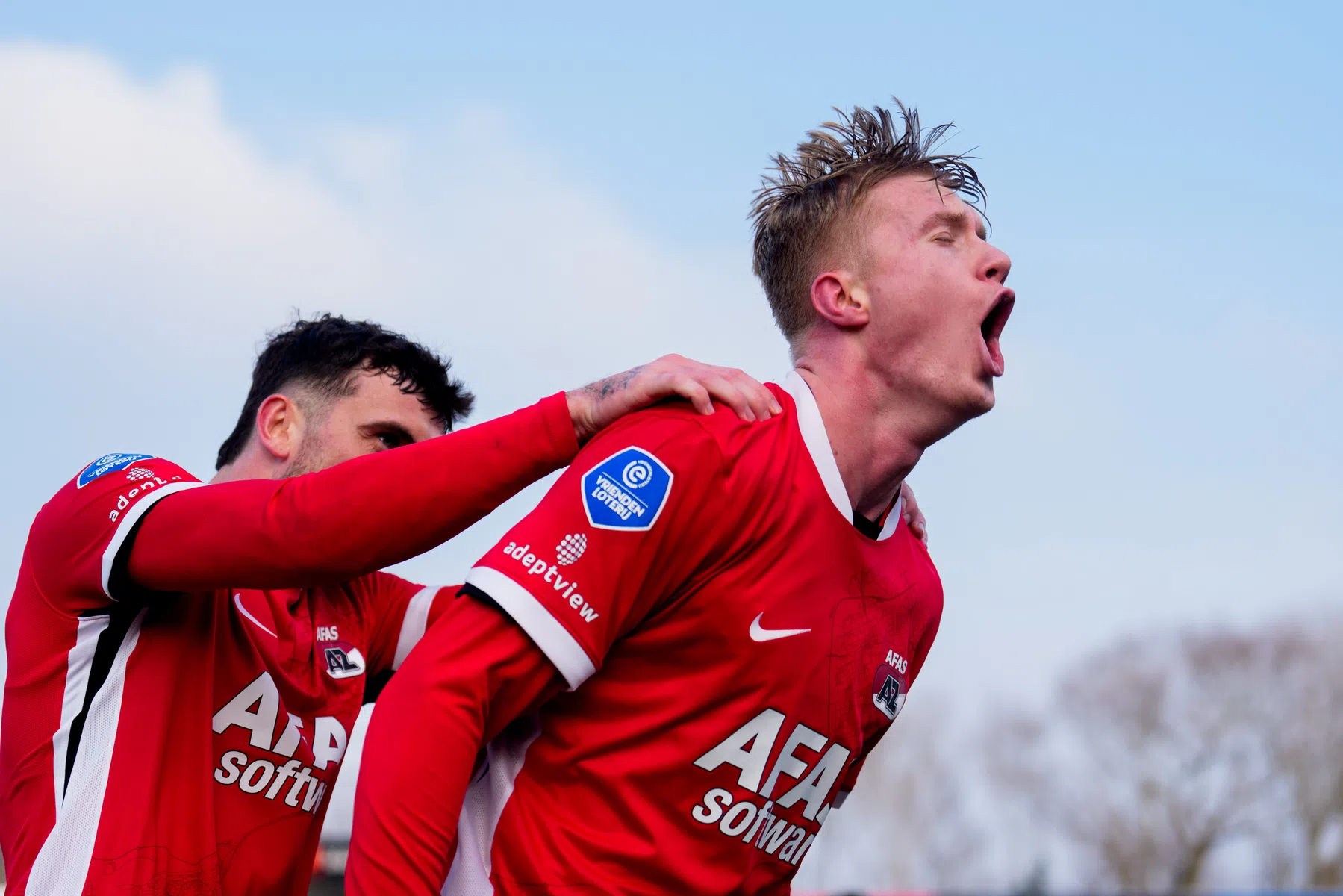 AZ overtuigt niet maar boekt in provincieclash wel eerste zege onder Echteld