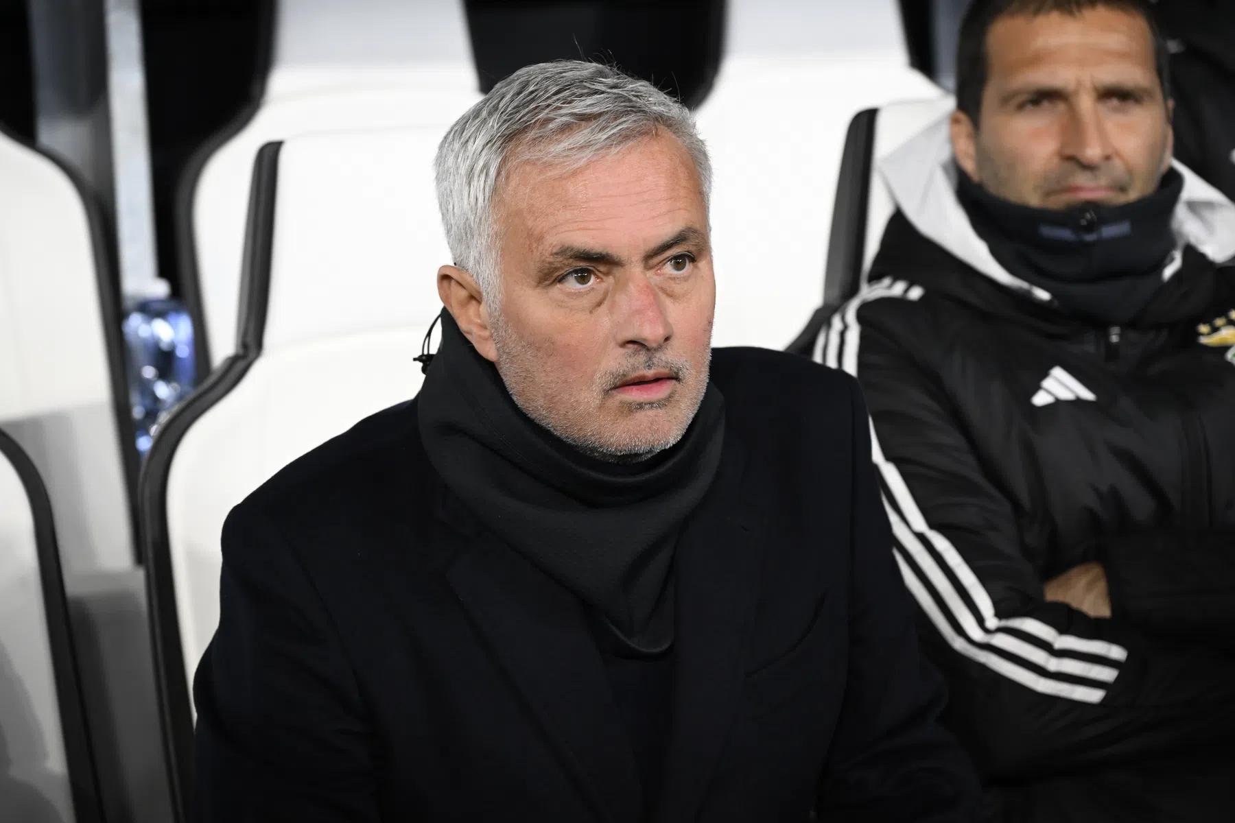 Mourinho in gesprek met trainingscomplex binnengedrongen Benfica-fans