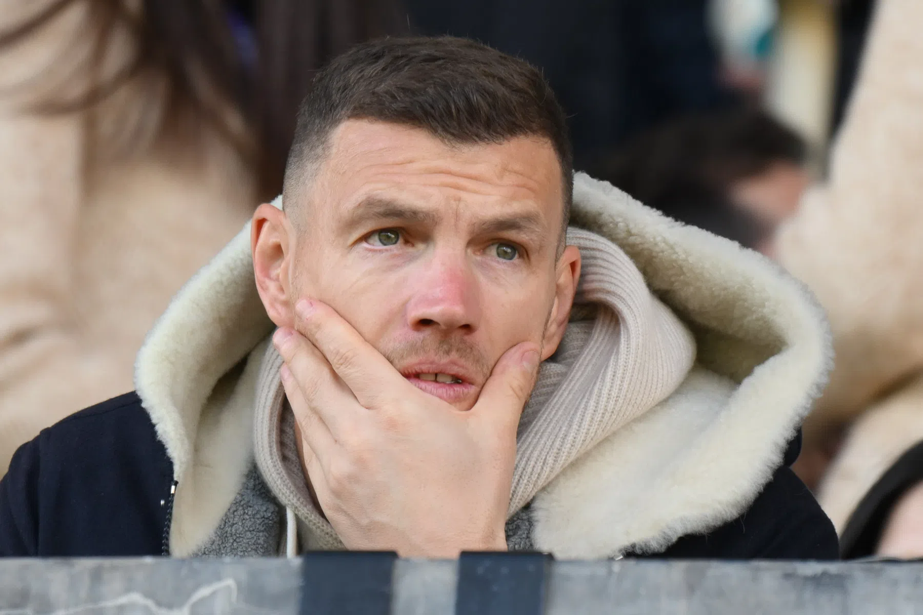 Debuterende Dzeko scoort en helpt Schalke op weg naar cruciaal punt