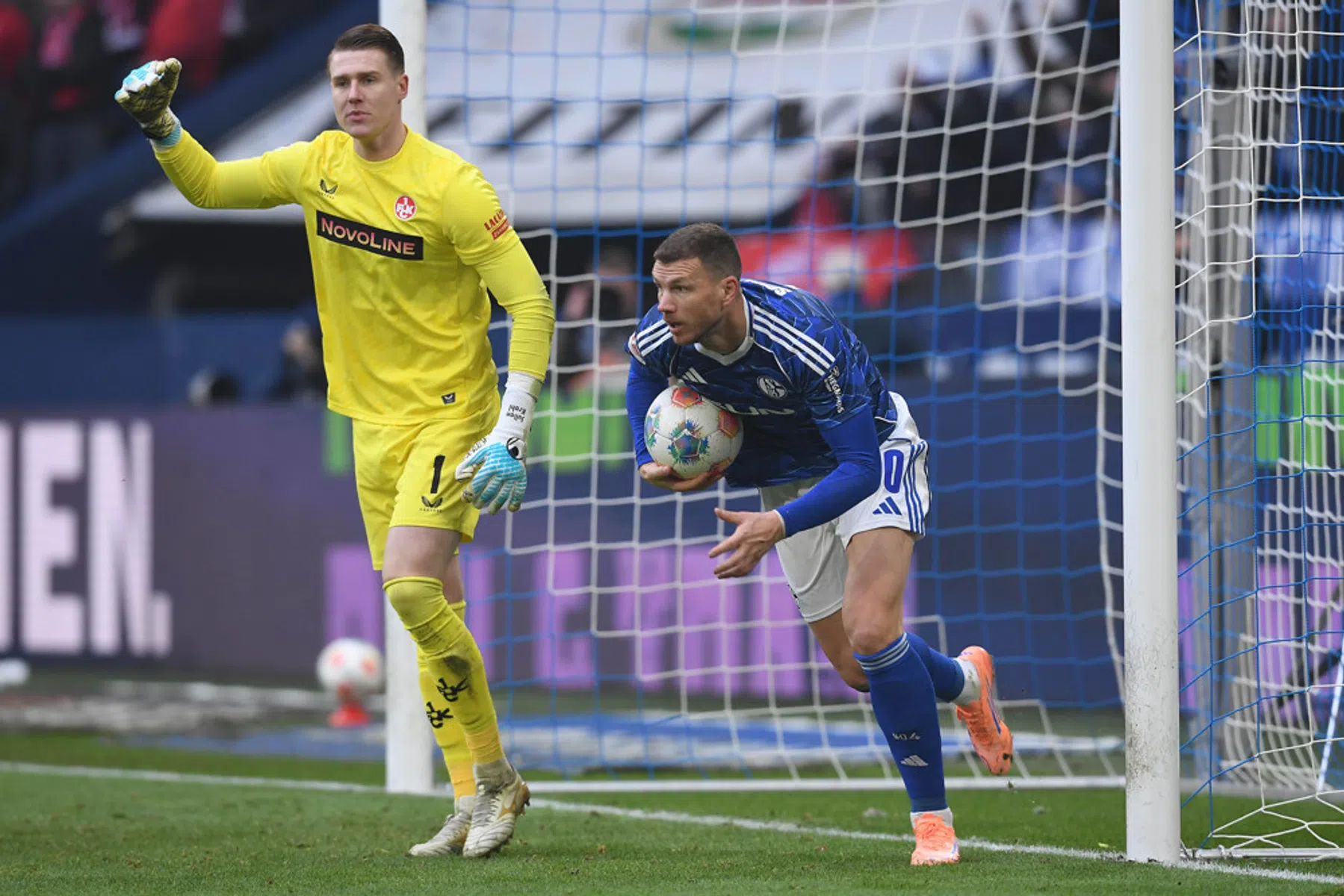 Scorende Dzeko pakt record bij Schalke-debuut: 'Klasse is net goede wijn'