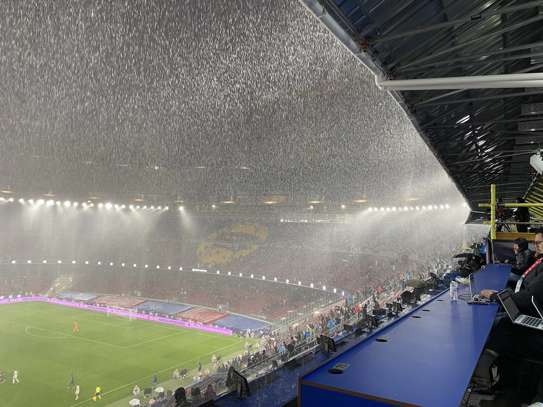 'Nieuw' Camp Nou is nog niet waterdicht, regenval toont enorme lekkages