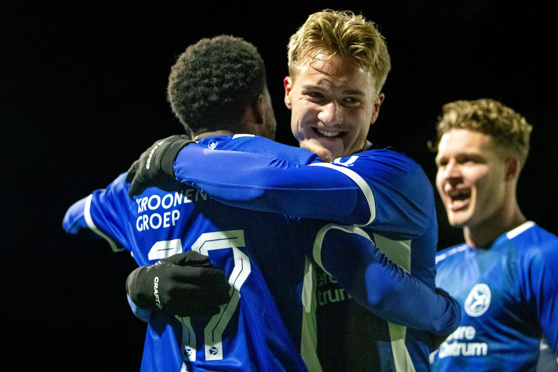 Rijkhoff gniffelt na prachtgoal: 'Keepers, blijf lekker ver uit je goal spelen'