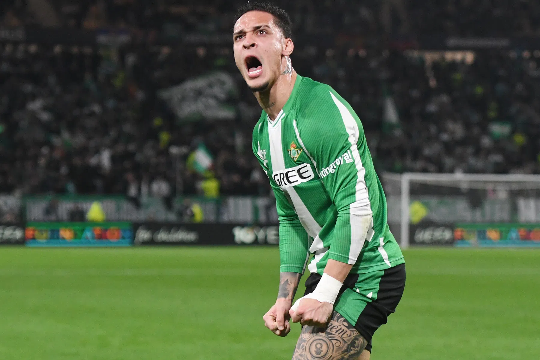 Antony offert zich op voor Real Betis: 'Ik speel met enorme pijn'