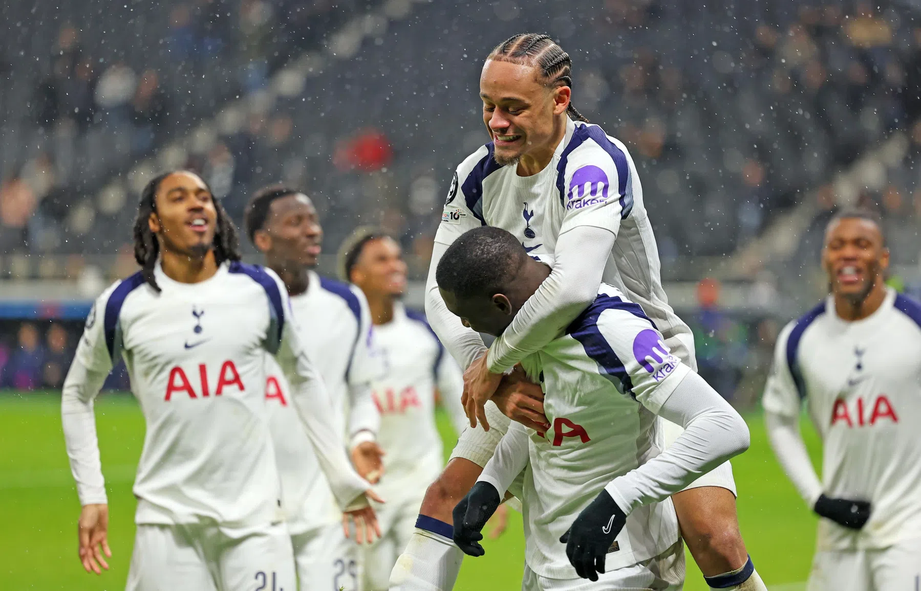 Sluimerende Engelse liefde voor 'geweldige' Spurs-uitblinker Simons