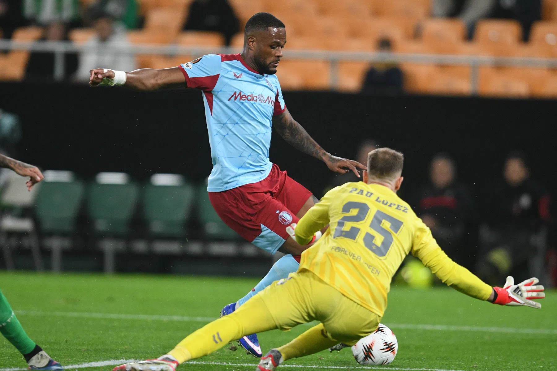 Gehavend en slordig Feyenoord klaar in Europa League na nederlaag in Spanje