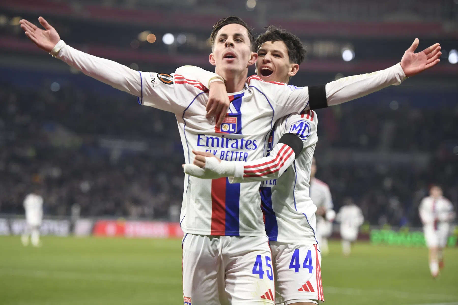 Jongste Europese doelpuntenmaker ooit voor Lyon eert rolmodel Memphis