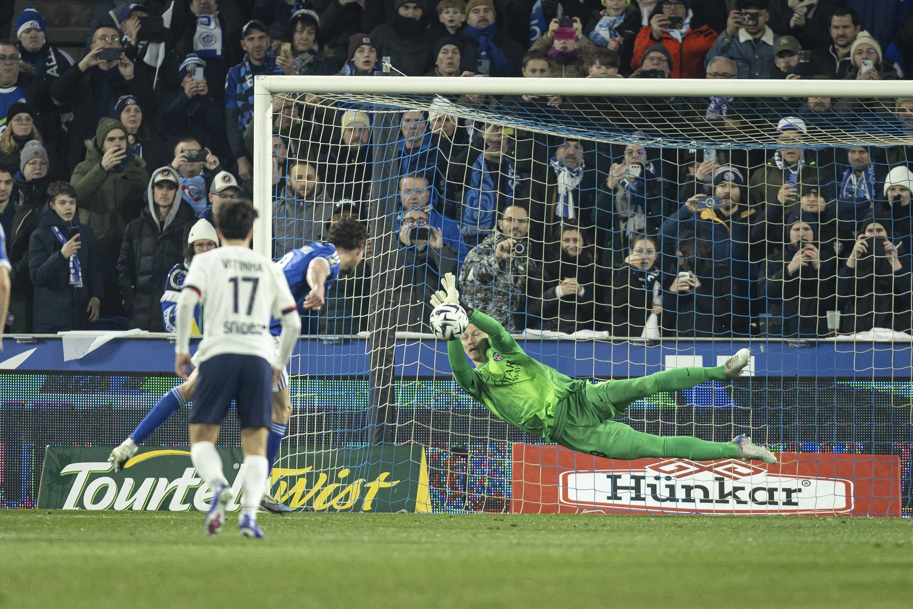 PSG ontsnapt dankzij penaltykiller aan puntenverlies, ondanks rood Hakimi