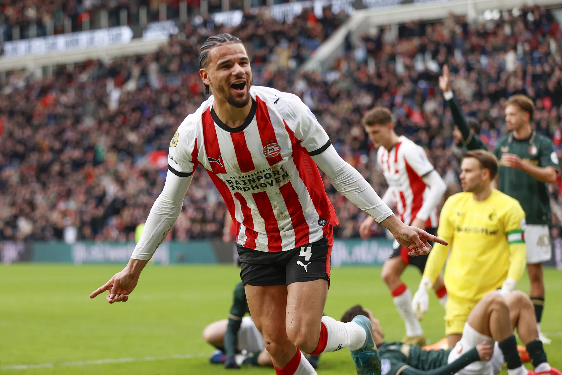 PSV neemt voorschot op landstitel met kinderlijk eenvoudige zege op Feyenoord