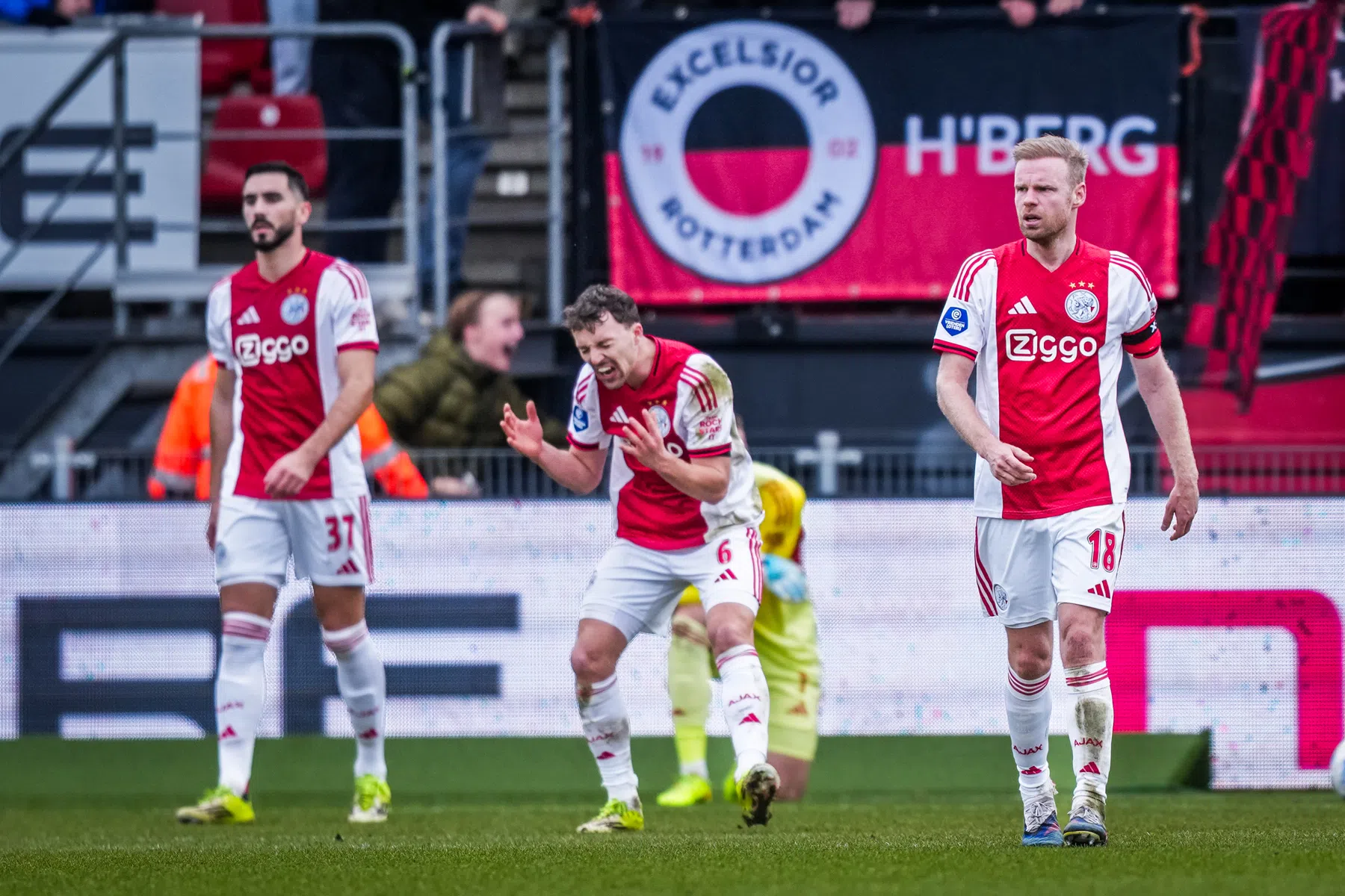 Ajax geeft comfortabele voorsprong weg en knoeit tegen Excelsior