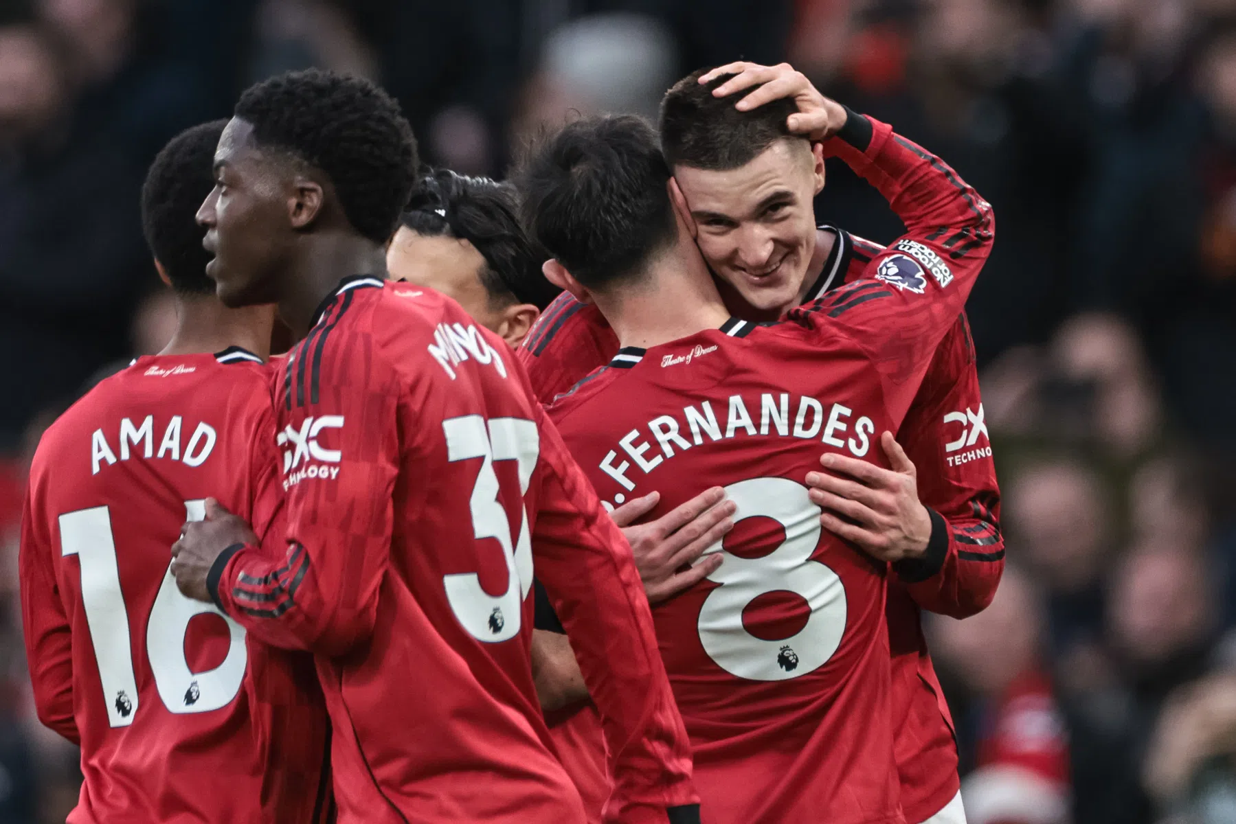 Man Utd pakt peperdure punten na emotionele achtbaanrit met Fulham