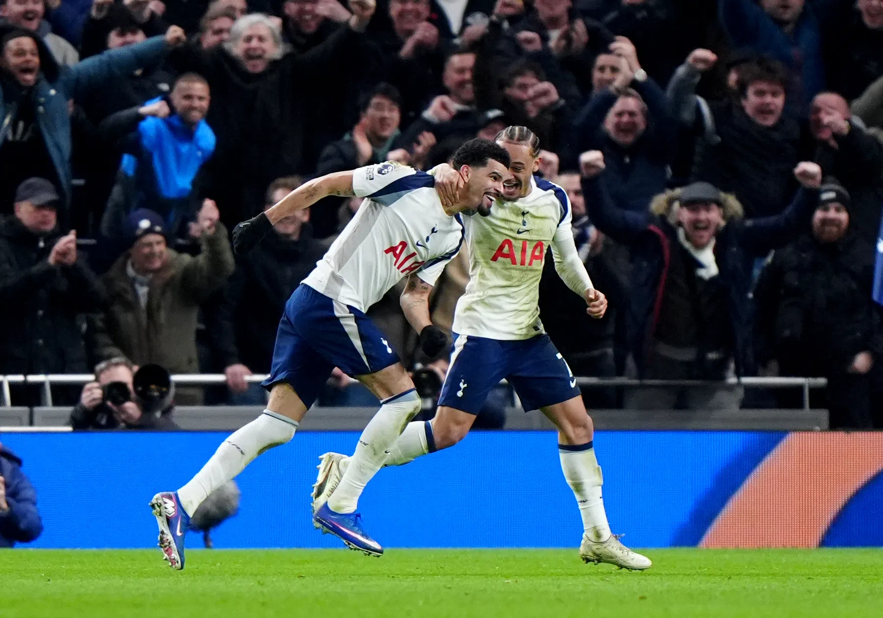 Wereldgoal van Solanke kost Man City opnieuw de volle buit tegen Spurs
