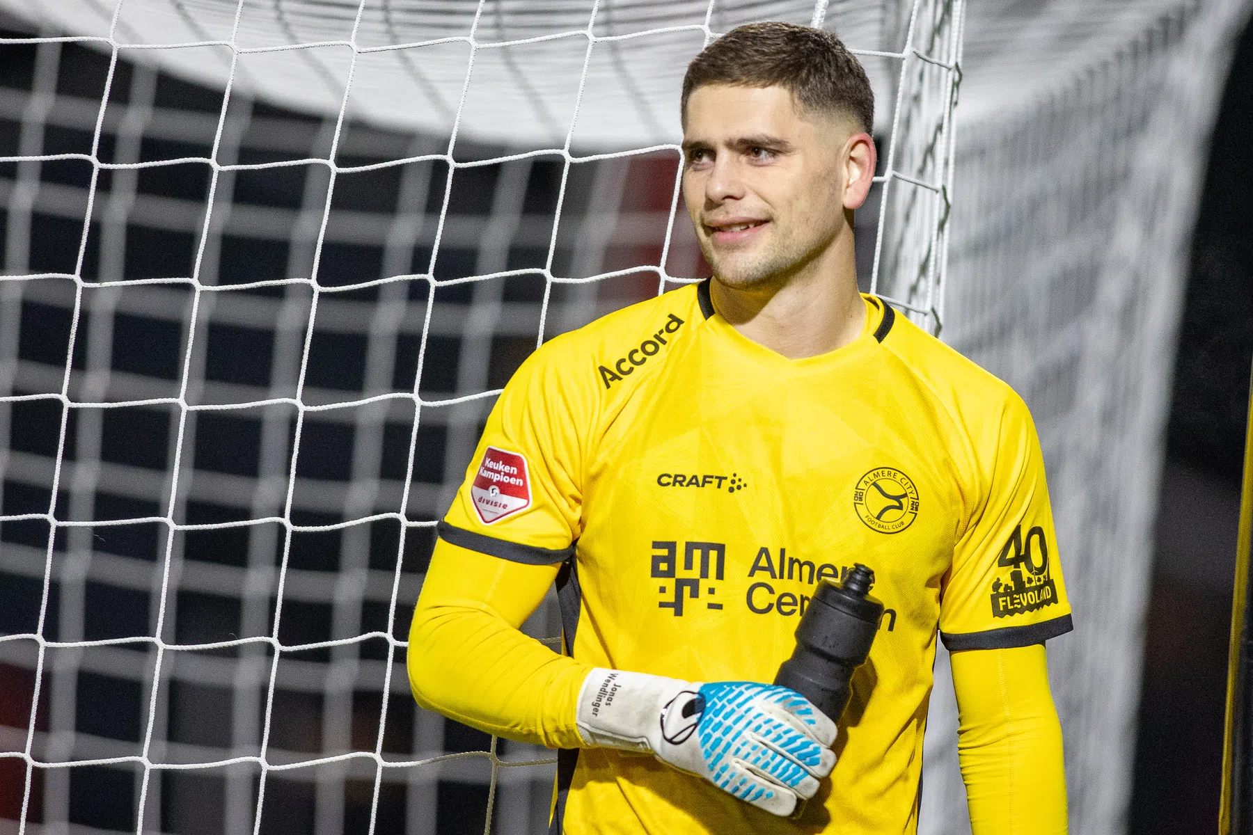 Bekijk de beelden: kolderiek eigen doelpunt van Almere-keeper Wendlinger