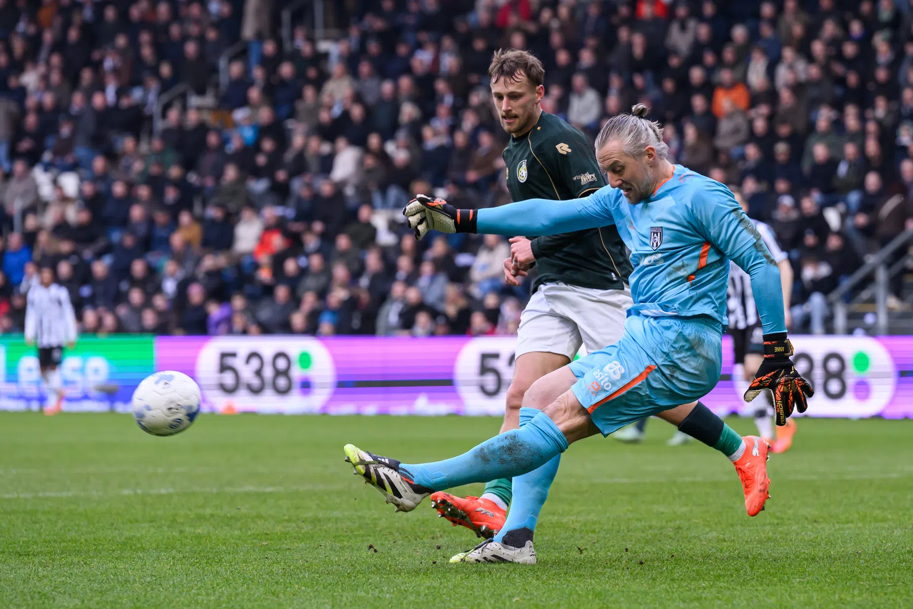 Sierhuis loopt leeg na blamage in Almelo: 'Ongelooflijk slecht'