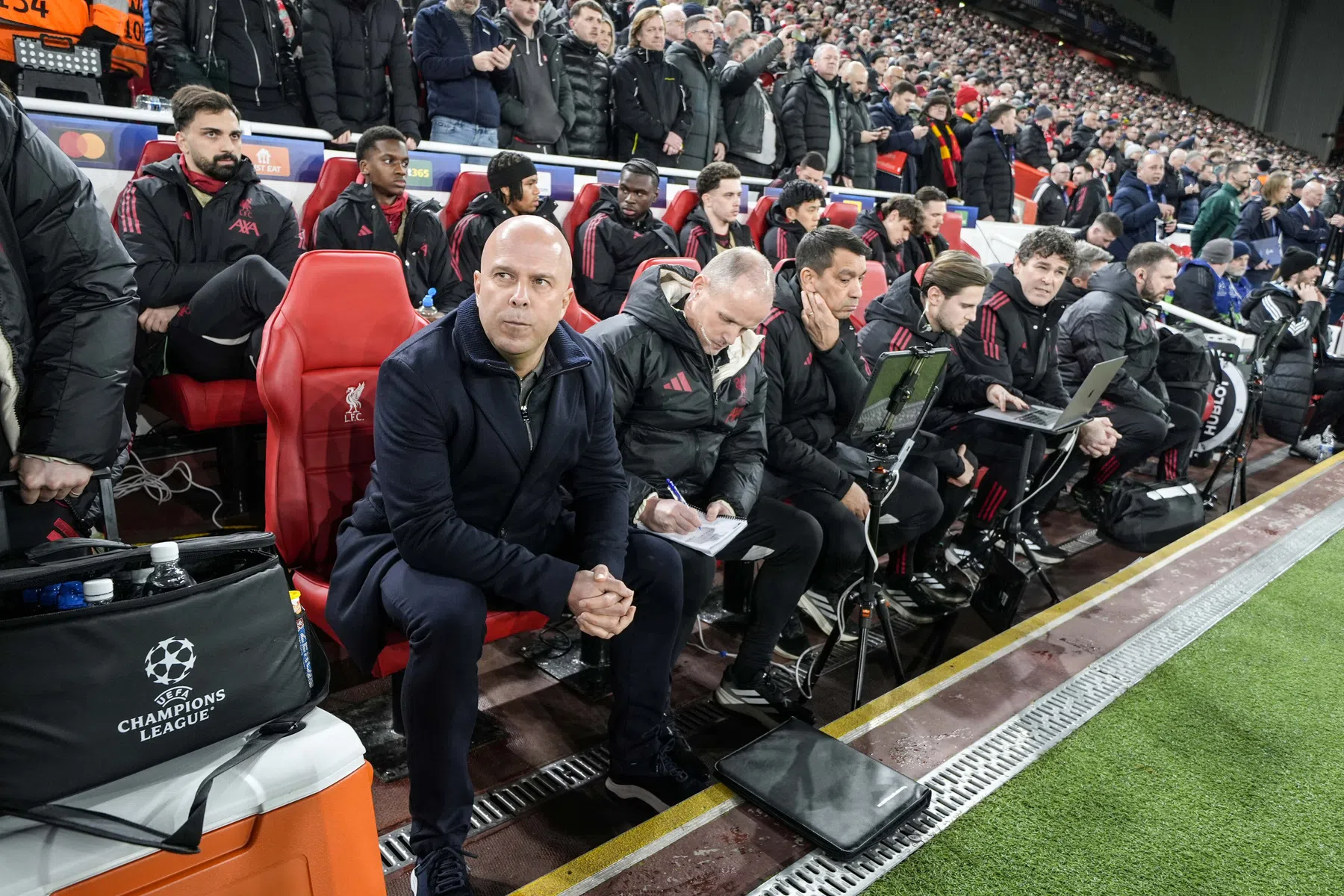 'Zodra een trainer boven de afgrond bungelt, wordt hij gekieteld tot hij valt'