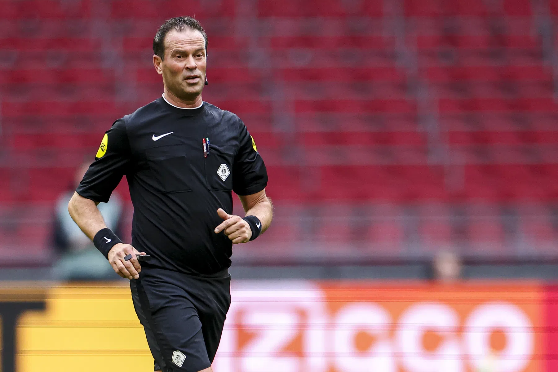 Nijhuis wil geen VAR-rol tijdens blessure: 'Kom het kantoor wel schoonmaken'