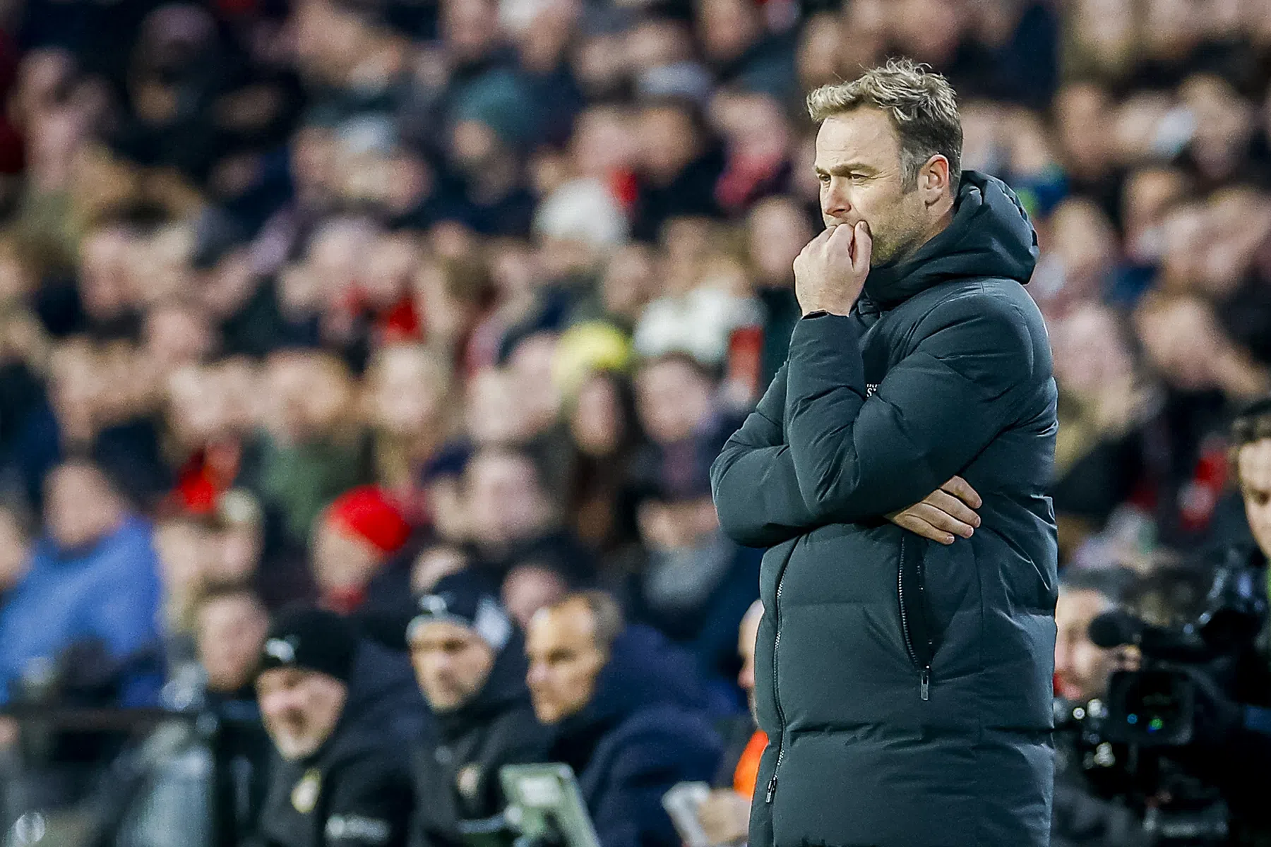 Veldman vindt berusting in bekeruitschakeling: 'PSV is meerdere maten te groot'