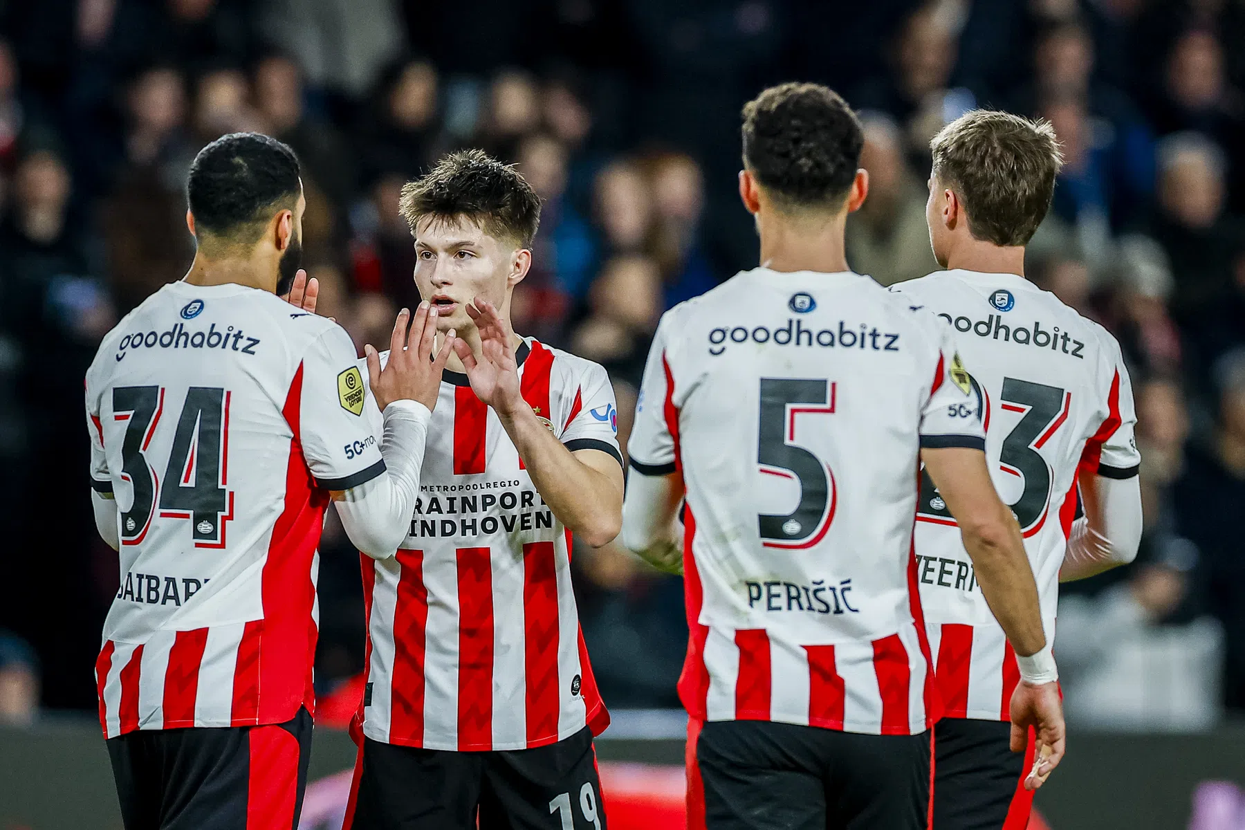 Oppermachtig PSV overklast ook Heerenveen en is halvefinalist in KNVB-beker