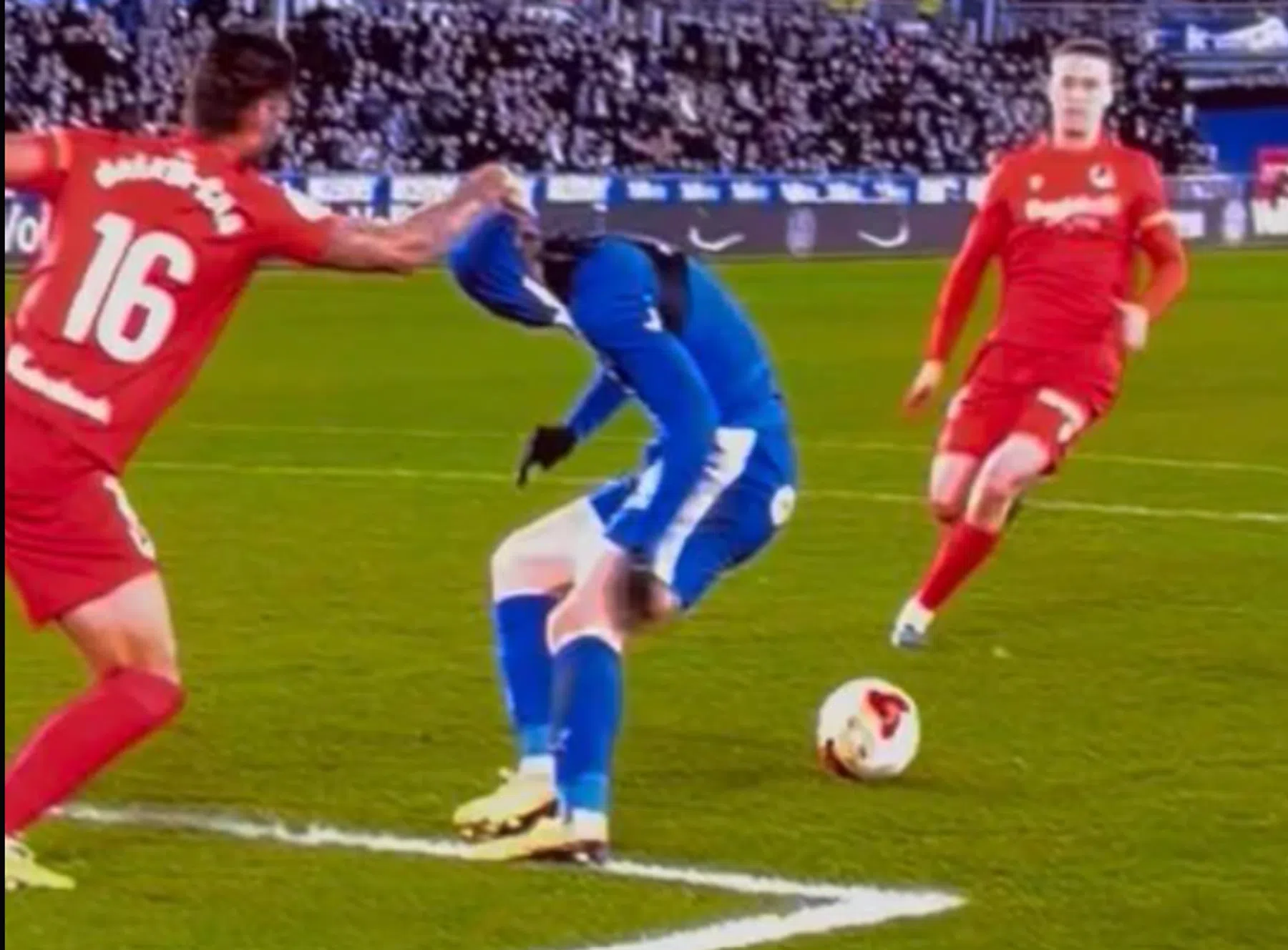 Absurde overtreding: speler trekt shirt over tegenstander z'n hoofd heen