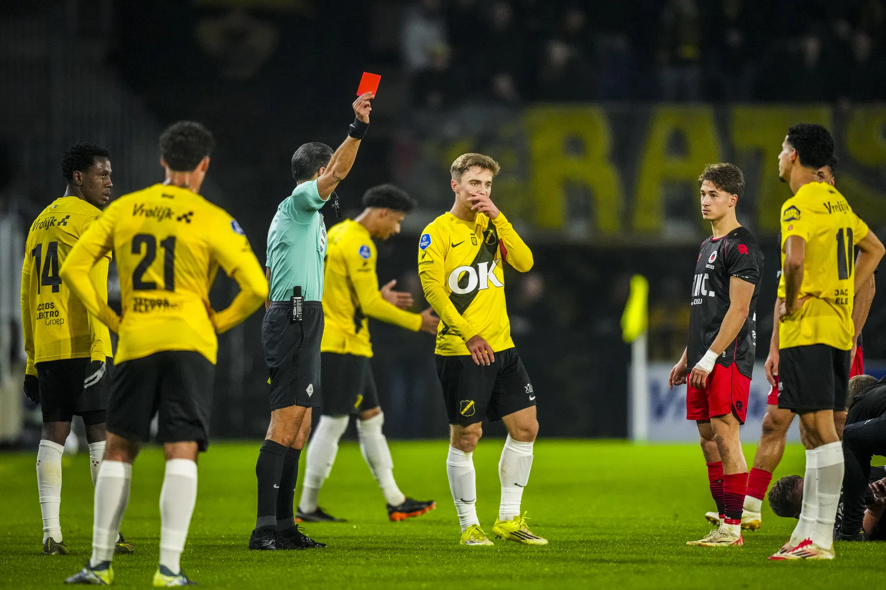 Hillen door het stof na rode kaart: 'Was totaal niet mijn intentie'