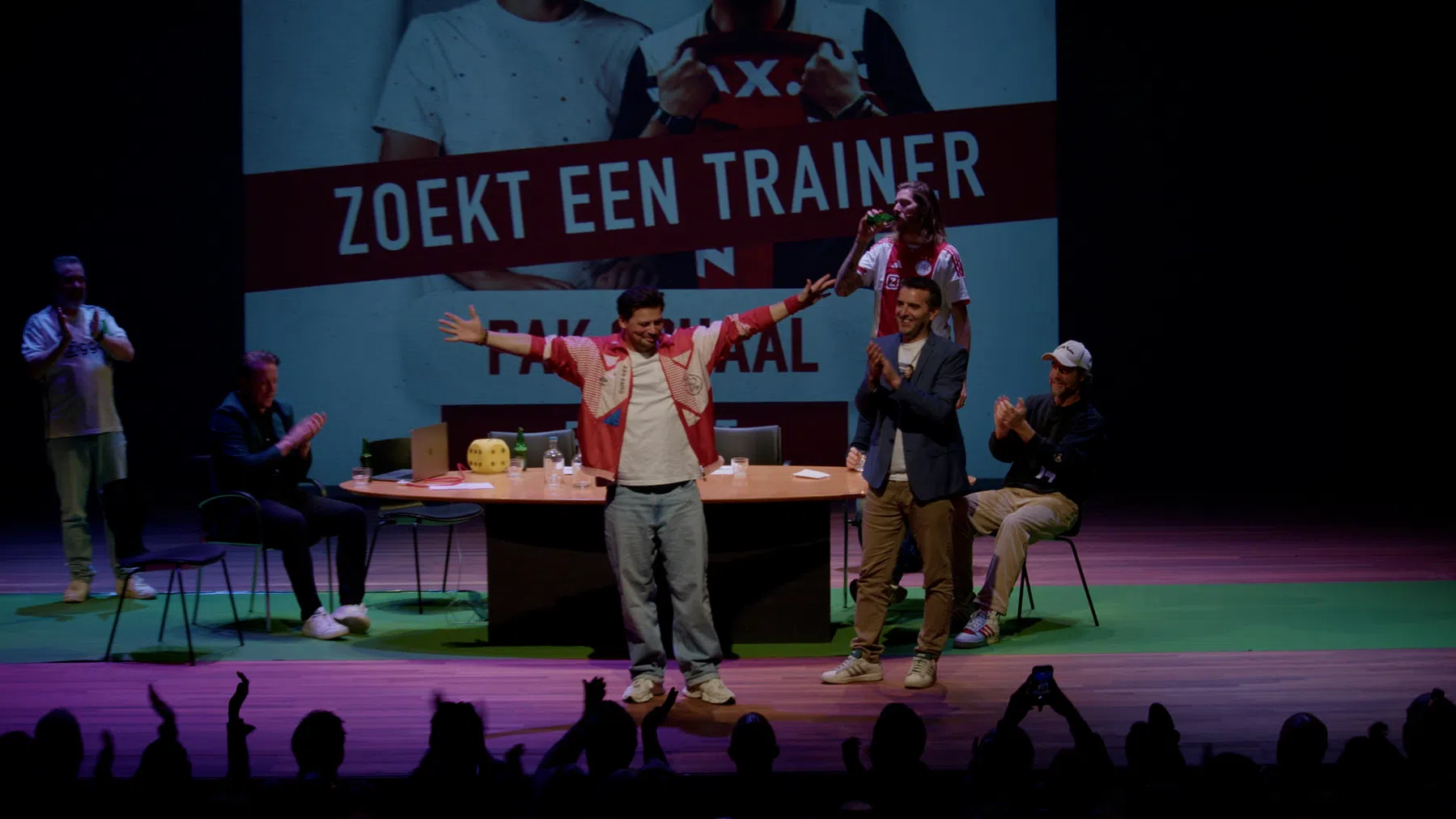 Pak Schaal Podcast in DeLaMar: spectaculaire zoektocht naar nieuwe Ajax-trainer