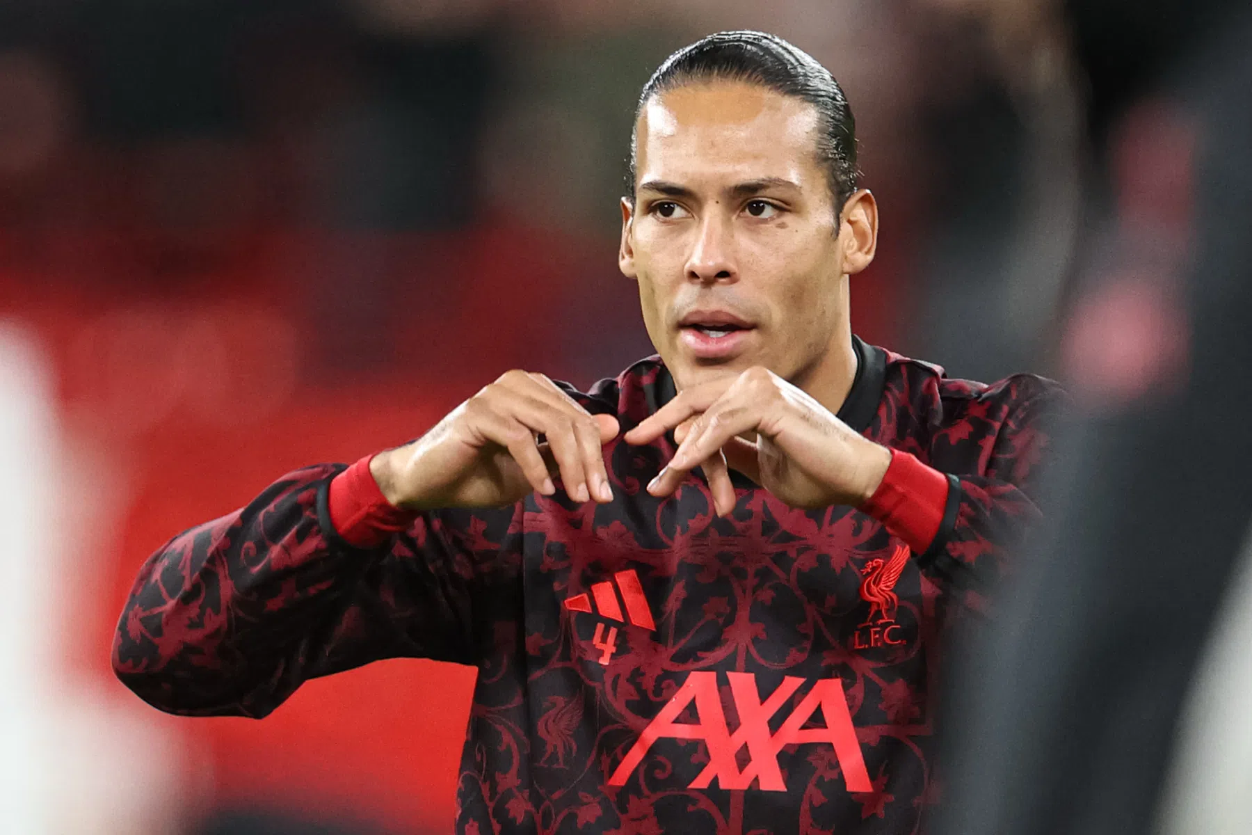 Van Dijk luidt noodklok richting oud-profs: 'Maak me zorgen om jonge generatie'