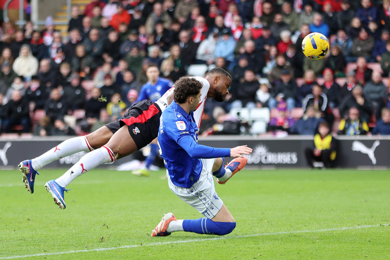 Larin beleeft na vertrek bij Feyenoord droomdebuut voor Southampton