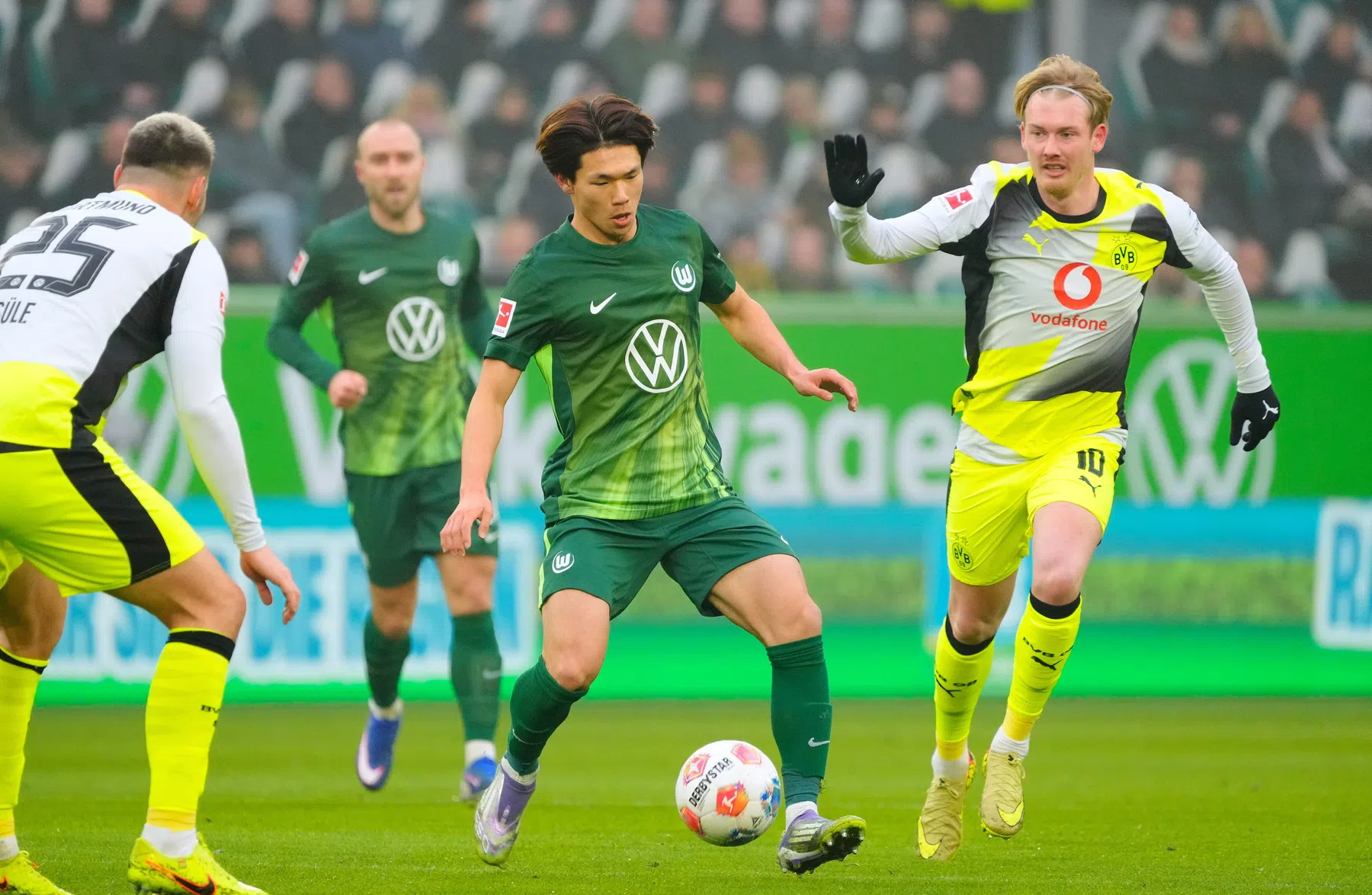 Dortmund ontsnapt tegen basisdebutant Shiogai en legt druk weer bij Bayern