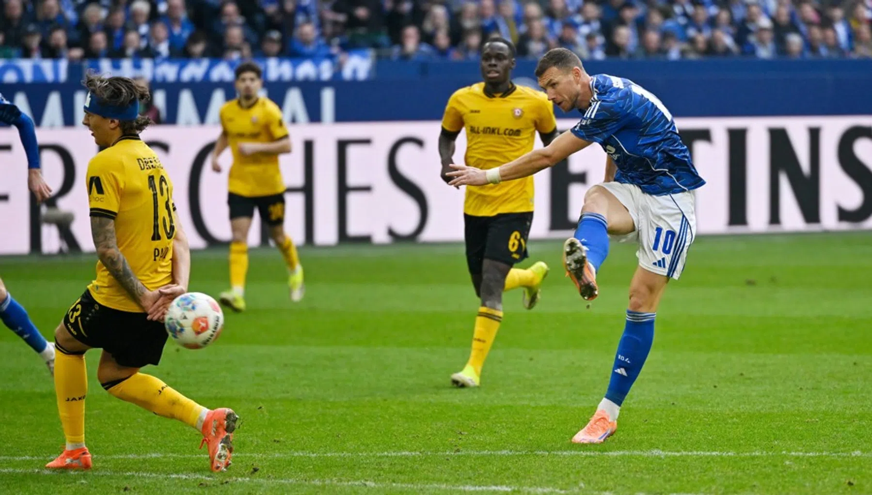 Schalke geeft zege nog uit handen na glansrijk basisdebuut Dzeko