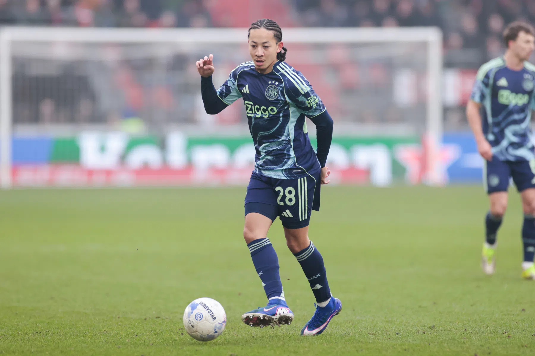 Fitz-Jim redt in blessuretijd punt voor Ajax op bezoek bij AZ