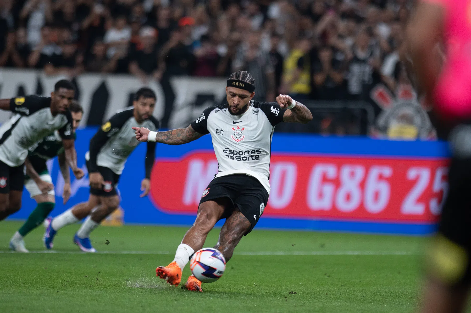 Uitglijder Memphis kost Corinthians de kop tegen Palmeiras