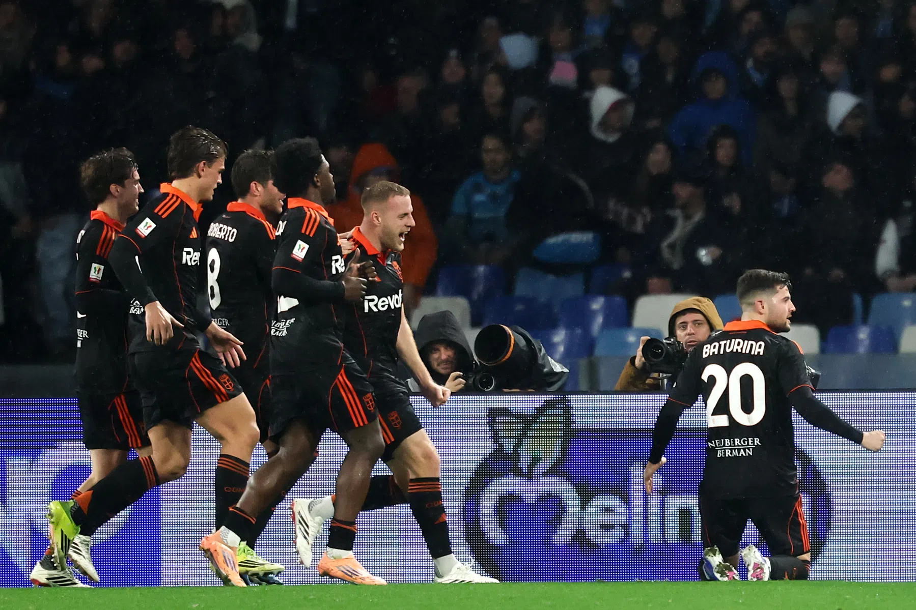 Como verrast Napoli en bereikt na veertig jaar weer halve finale Coppa Italia