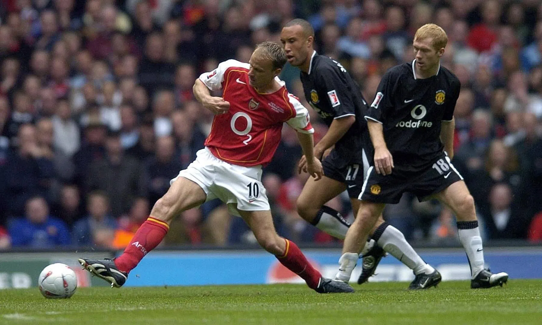 Bergkamp gelooft in titel Arsenal: 'Achtervolgers zijn niet goed genoeg'