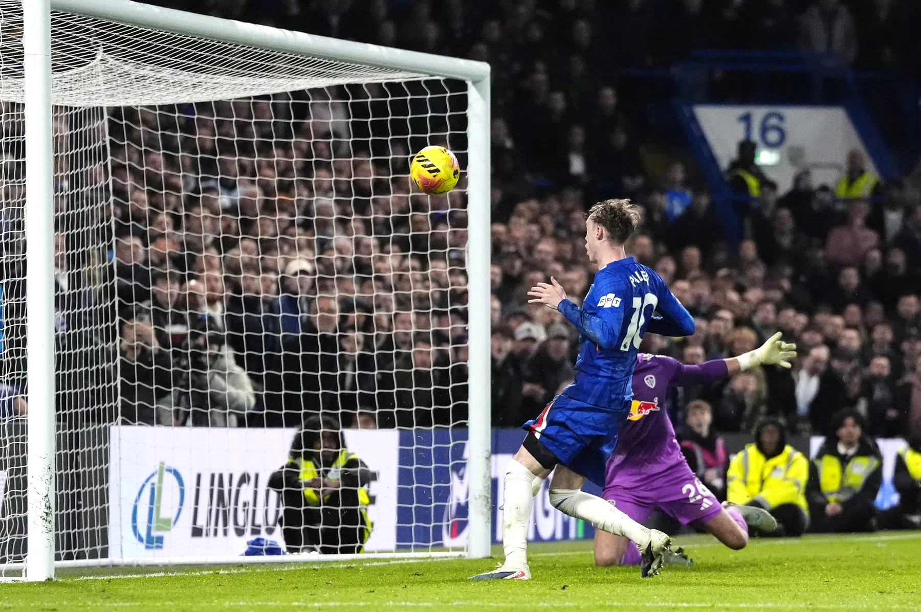 Balende Chelsea-manager Rosenior steunt Palmer na ongekende misser