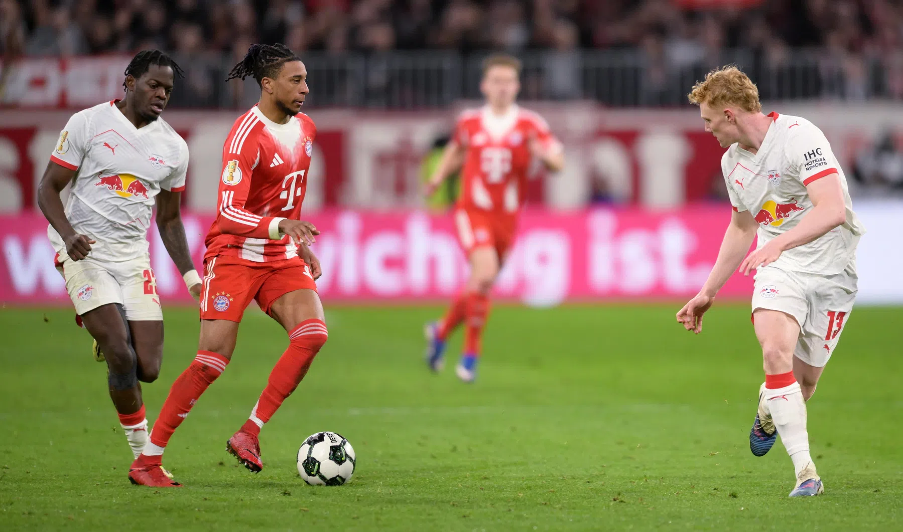 Bayern schudt Leipzig in drie minuten van zich af en is halvefinalist