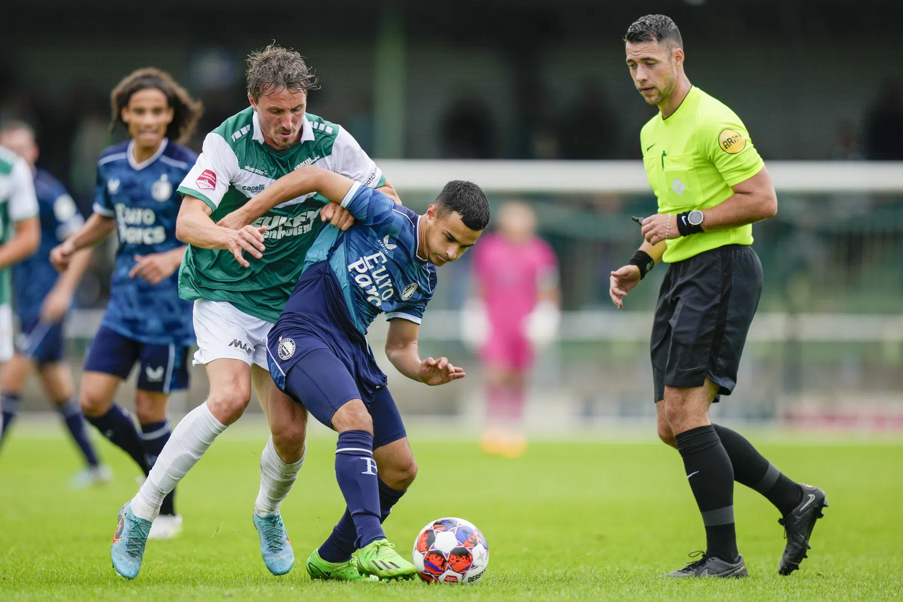 Ziedend oud-Feyenoord-talent dient klacht in na scheenbeenbreuk in België
