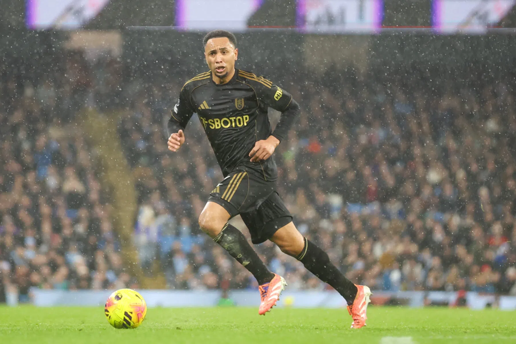 Tete ontsnapt tegen City aan rode kaart wegens harentrekken