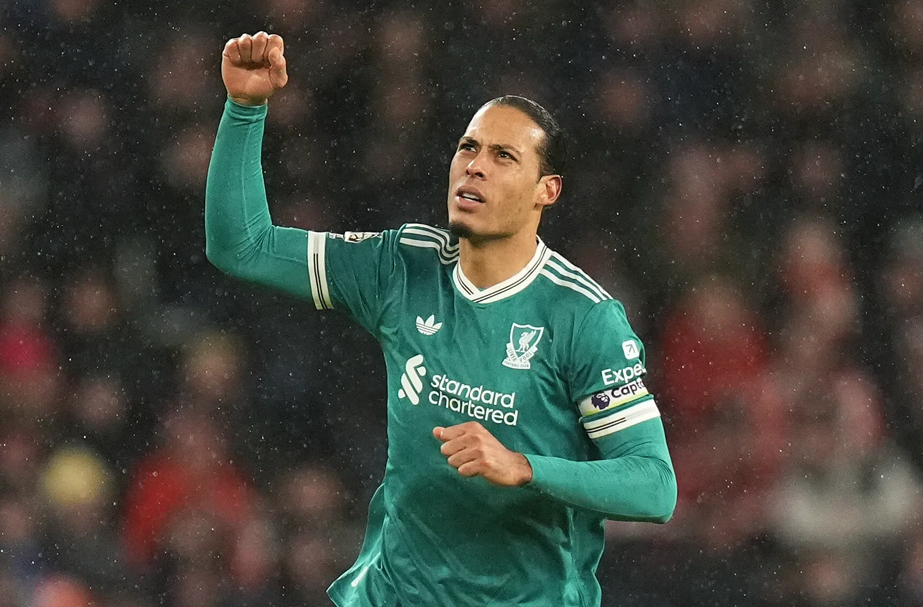 Van Dijk kopt zich geschiedenisboeken van Liverpool in: 'Een mooie stap voorwaarts