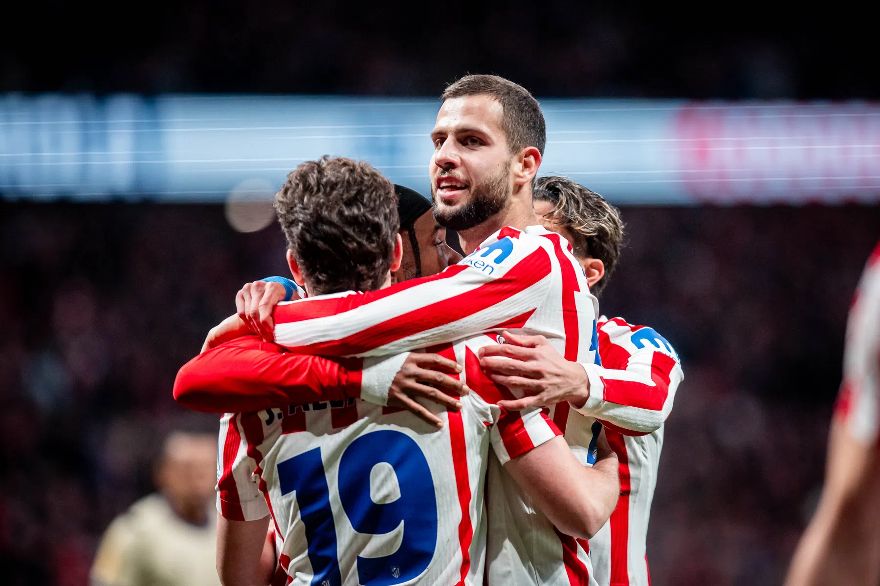 Barça komt horrorhelft niet te boven: Atlético met één been in bekerfinale