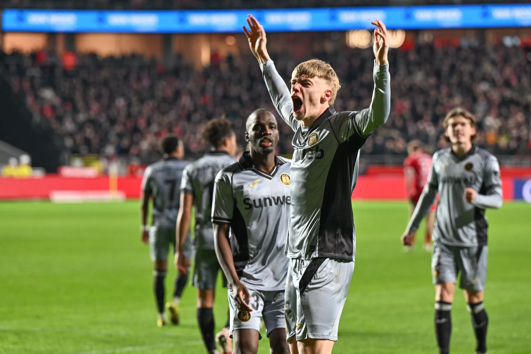 Trainer zoekend Anderlecht bereikt bekerfinale na vier goals tegen Antwerp